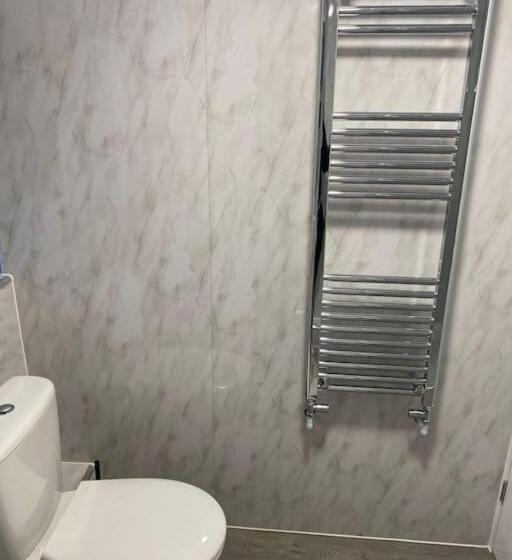 פנסיון Dorcas Lodge   Lovely House With High Speed Wifi And Free Parking