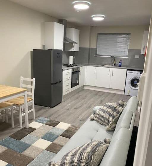 פנסיון Dorcas Lodge   Lovely House With High Speed Wifi And Free Parking