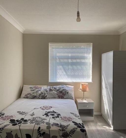 פנסיון Dorcas Lodge   Lovely House With High Speed Wifi And Free Parking