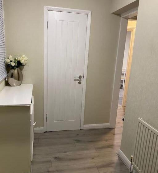 פנסיון Dorcas Lodge   Lovely House With High Speed Wifi And Free Parking