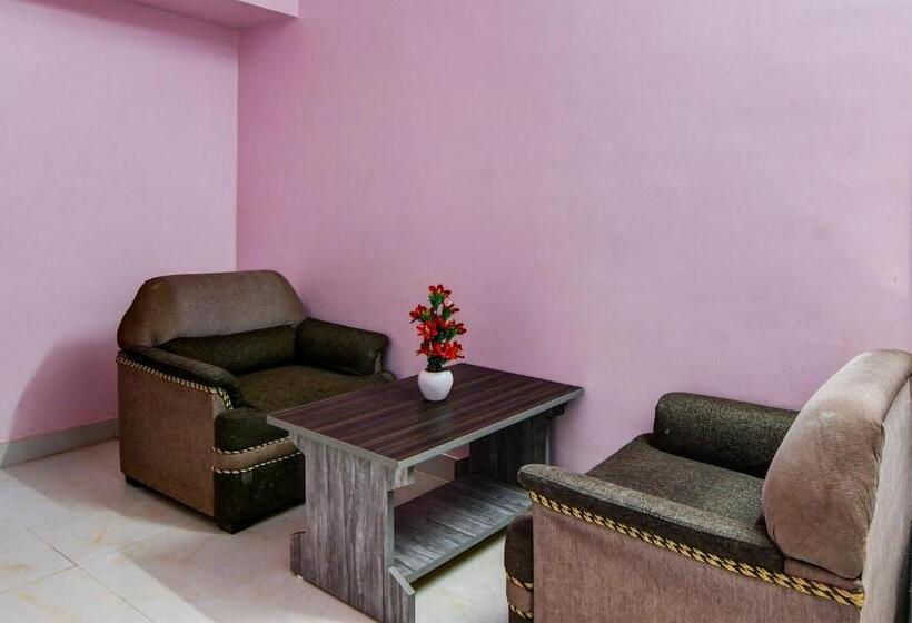 Spot On Hotel Pink Tree