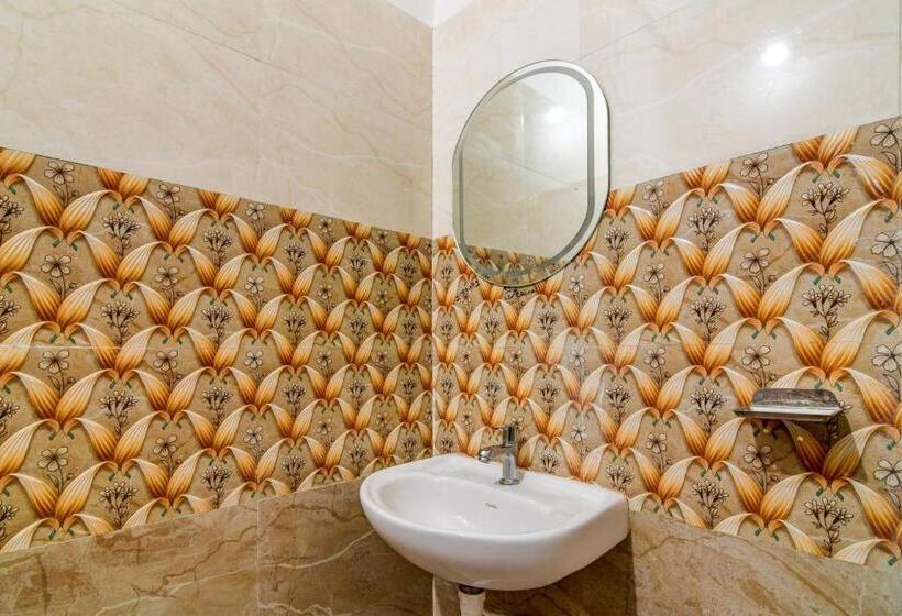 Spot On Hotel Pink Tree