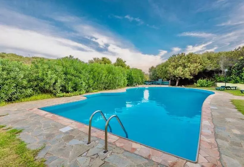 Villas With Air Conditioning And Shared Pool, Just A Few Minutes From La Pelosa Beach