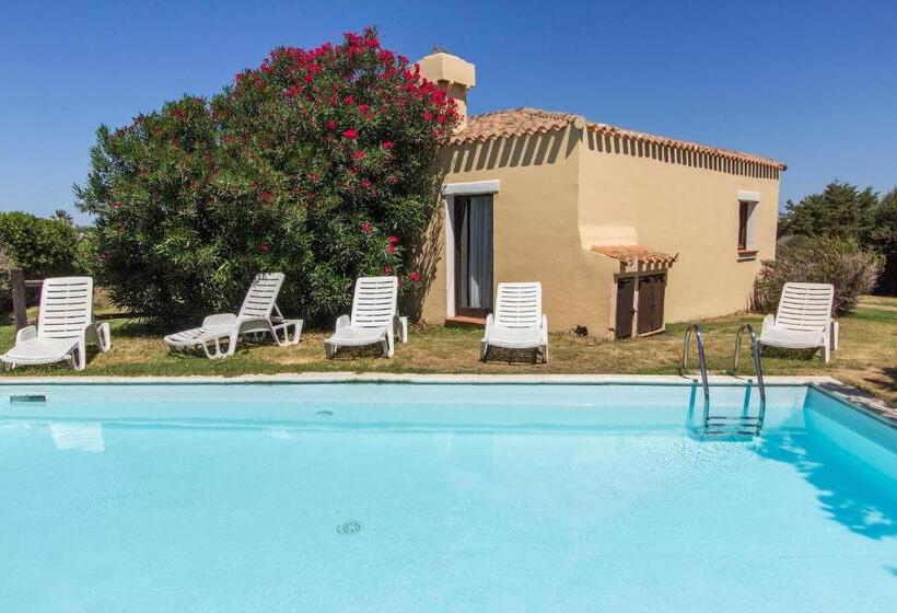 Villas With Air Conditioning And Shared Pool, Just A Few Minutes From La Pelosa Beach