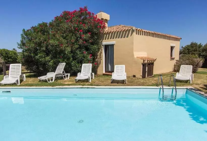 Villas With Air Conditioning And Shared Pool, Just A Few Minutes From La Pelosa Beach