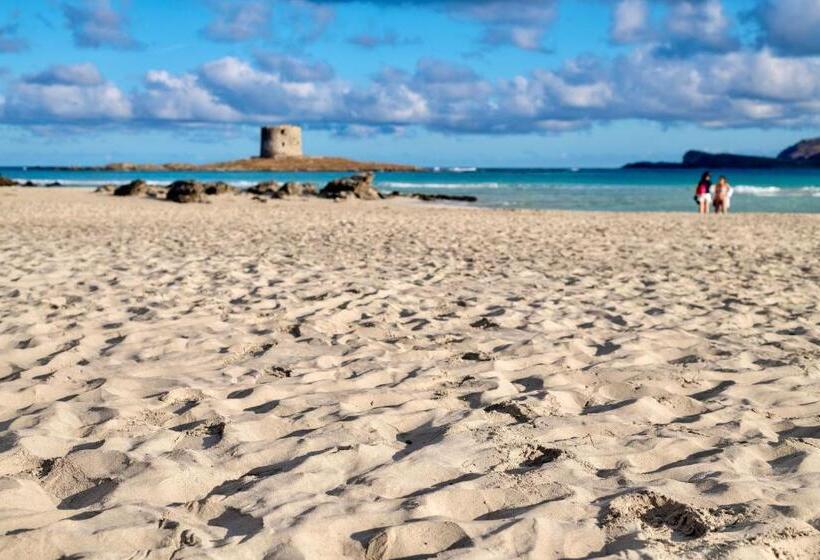 Villas With Air Conditioning And Shared Pool, Just A Few Minutes From La Pelosa Beach