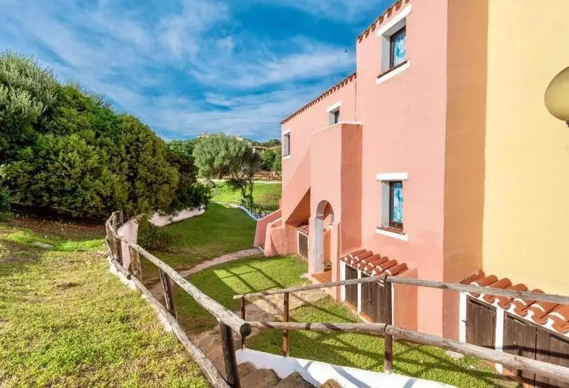 Villas With Air Conditioning And Shared Pool, Just A Few Minutes From La Pelosa Beach