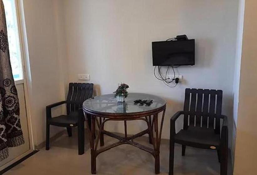 ホテル Fabexpress Morjim Sea Waves