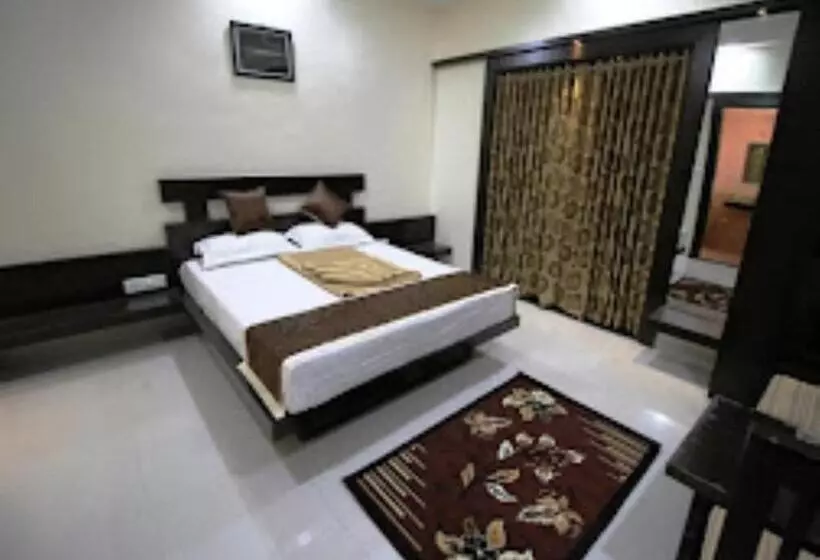 ホテル Rutugandh River View Resort, Wai