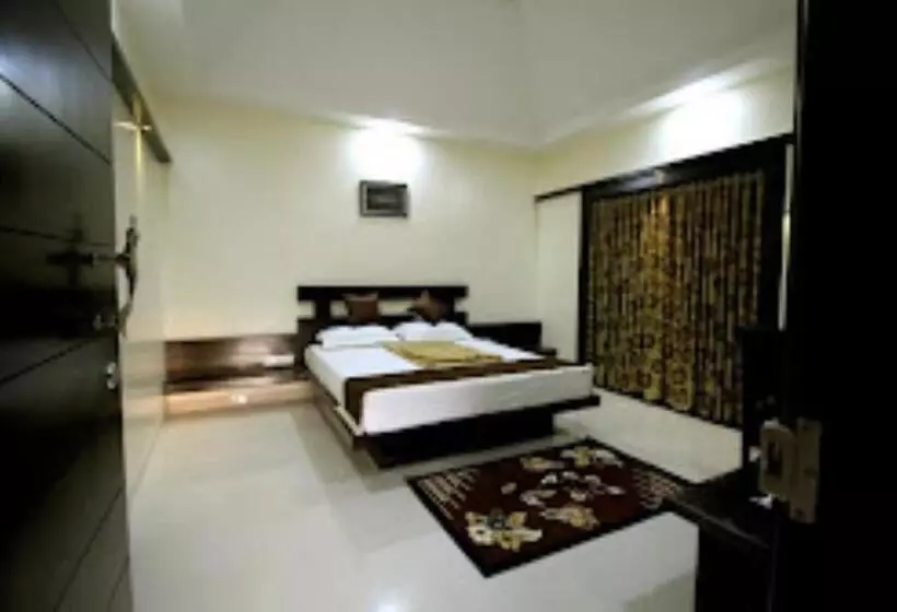ホテル Rutugandh River View Resort, Wai