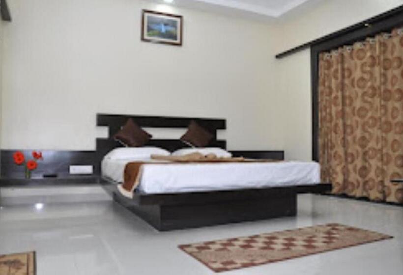 Отель Rutugandh River View Resort, Wai