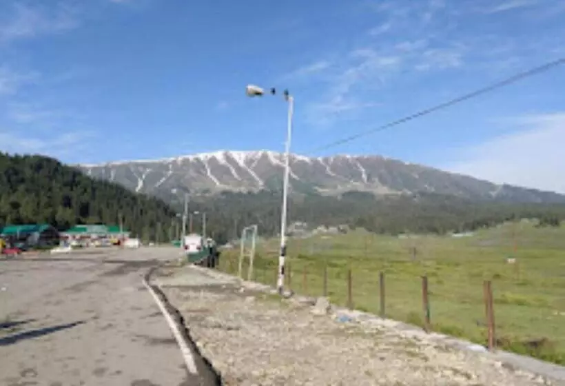 ホテル Yemberzal & Restaurant, Jammu And Kashmir