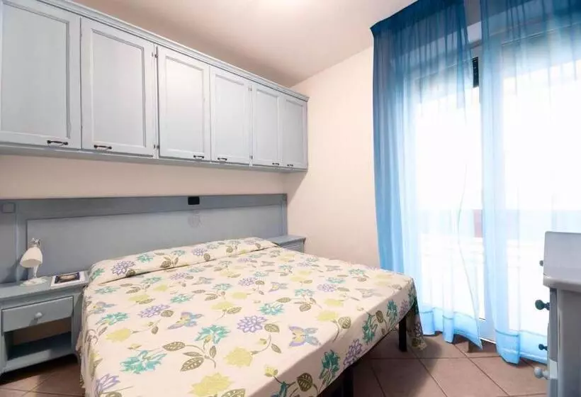 Isa Apartments For 6 People, 2 Bedrooms, In Residence With Swimming Pool In San Vincenzo, Just 600 M