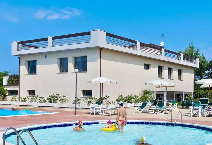 Isa Apartments For 6 People, 2 Bedrooms, In Residence With Swimming Pool In San Vincenzo, Just 600 M