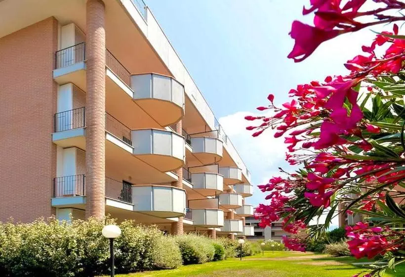 Isa Apartments For 6 People, 2 Bedrooms, In Residence With Swimming Pool In San Vincenzo, Just 600 M