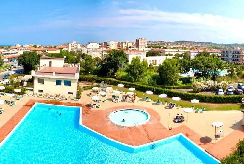 Isa Apartments For 6 People, 2 Bedrooms, In Residence With Swimming Pool In San Vincenzo, Just 600 M