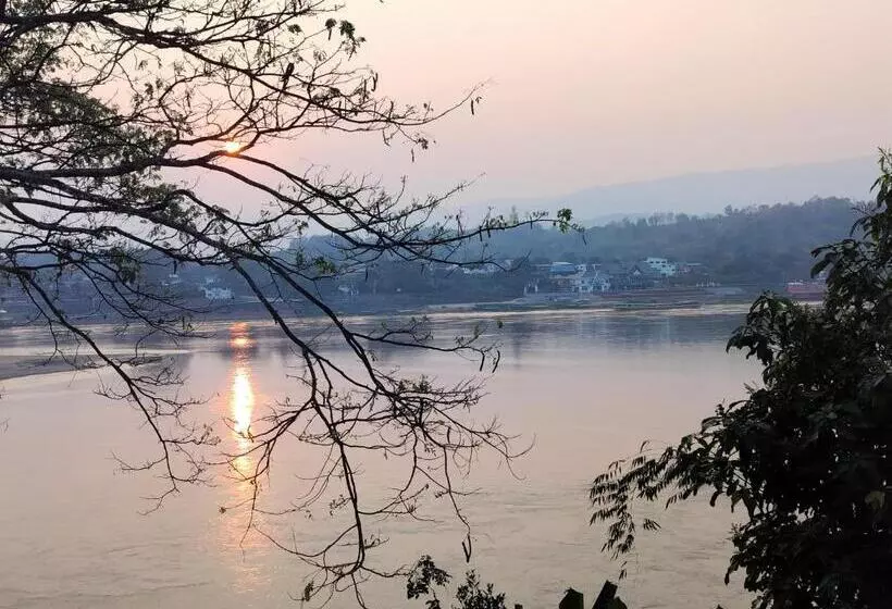 Majatalo Somewhere Over The River