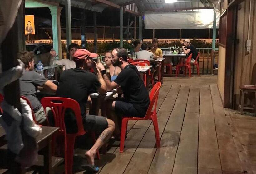 Pensão Somewhere Over The River