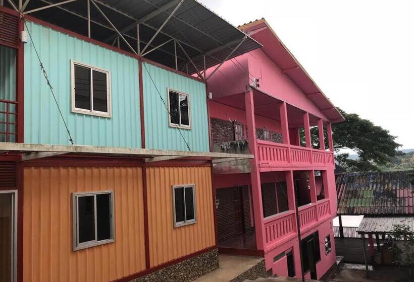 Pensão Somewhere Over The River