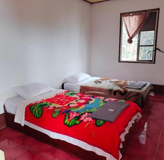 Pensão Somewhere Over The River