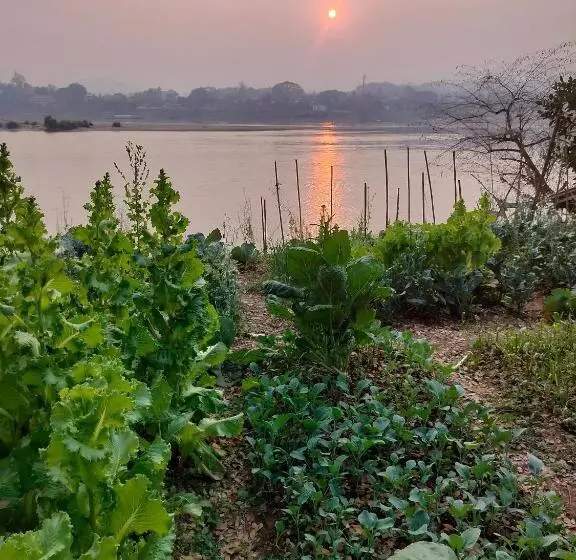 Majatalo Somewhere Over The River