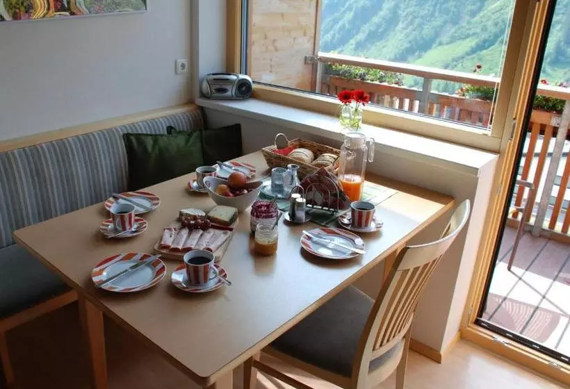 هتل Haus Montana