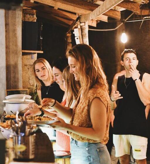 هاستل Plan B Coliving & Coworking