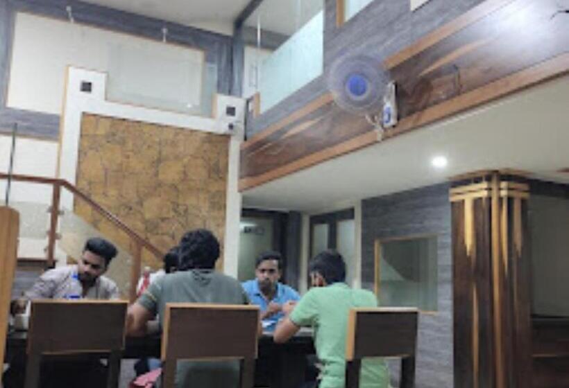 ホテル Diamond Devgad