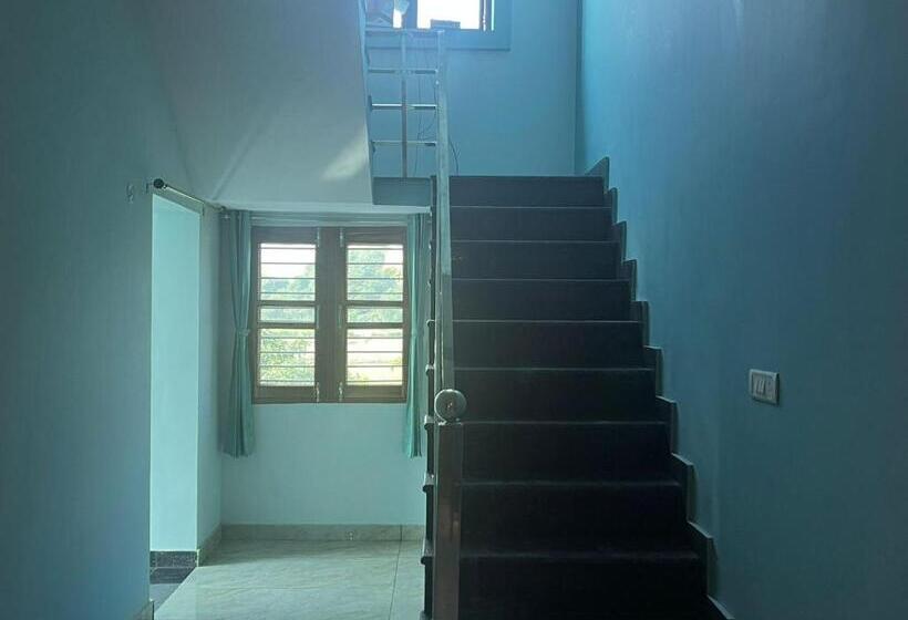 ホテル Radha Kunj Garden View Stay