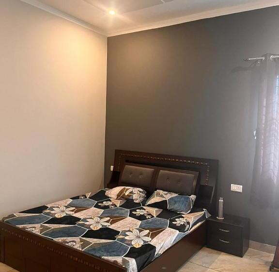 ホテル Radha Kunj Garden View Stay