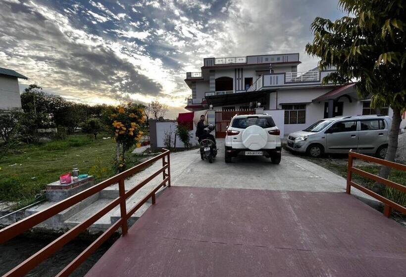 ホテル Radha Kunj Garden View Stay