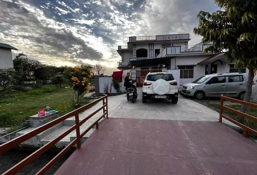 ホテル Radha Kunj Garden View Stay