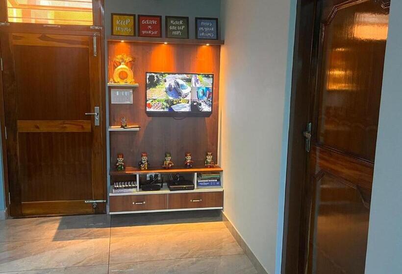 ホテル Radha Kunj Garden View Stay