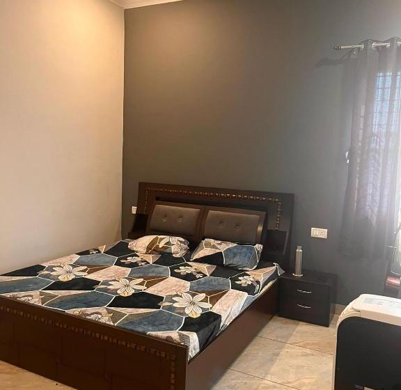 ホテル Radha Kunj Garden View Stay