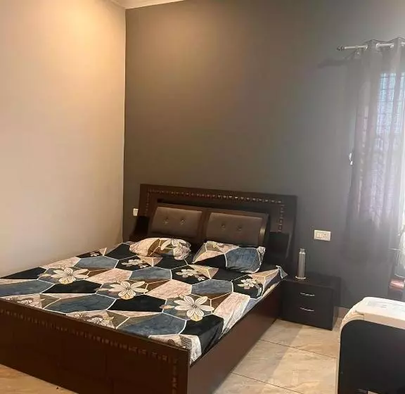 ホテル Radha Kunj Garden View Stay