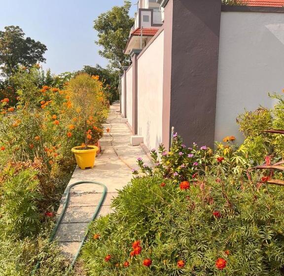 ホテル Radha Kunj Garden View Stay