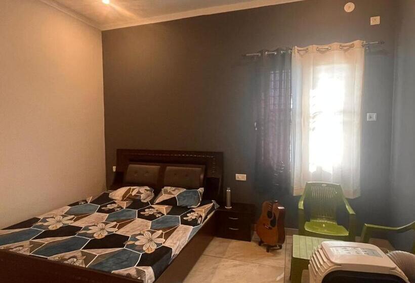 ホテル Radha Kunj Garden View Stay