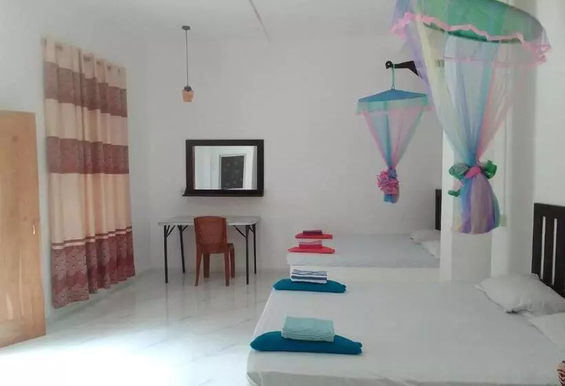 ホテル White House Udawalawe