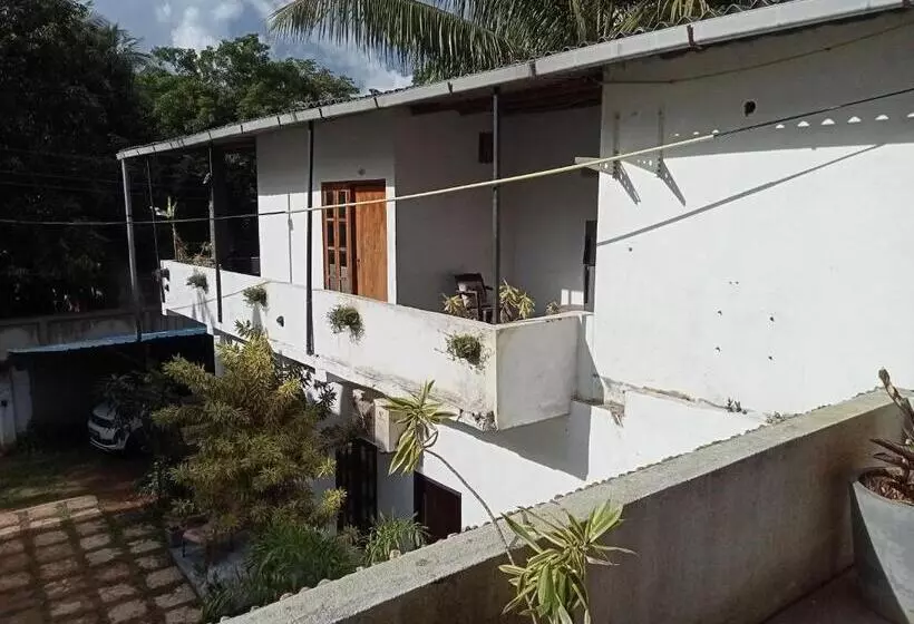 ホテル White House Udawalawe