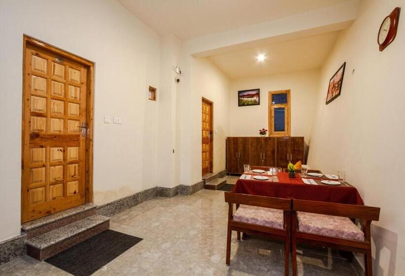 ホテル Hamta Foothills Cottage