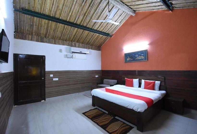 فندق Morni Lake Club