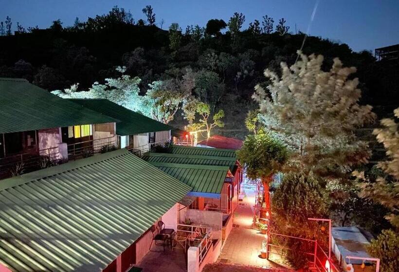 فندق Morni Lake Club