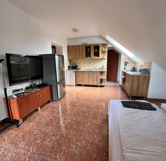 Общежитие Nora Guesthouse And Restaurant