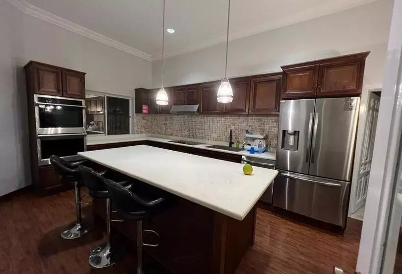 Aamiaismajoitus (B&B) Cozy Hill Gardens