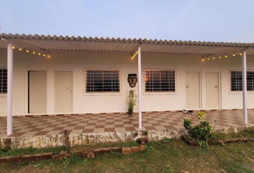 בית מלון כפרי Pool Camping