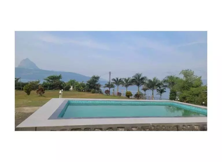 Hotel Pool Camping