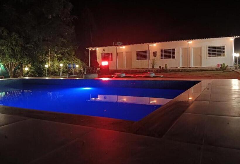 בית מלון כפרי Pool Camping