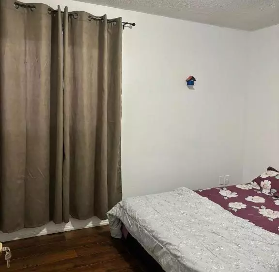 ペンション Near Toronto Pearson Airport   Queen Room And Free Parking