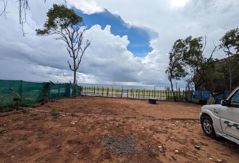 Отель Banana Beach House