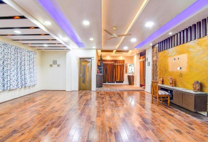 هتل Oyo The Luxury Palace